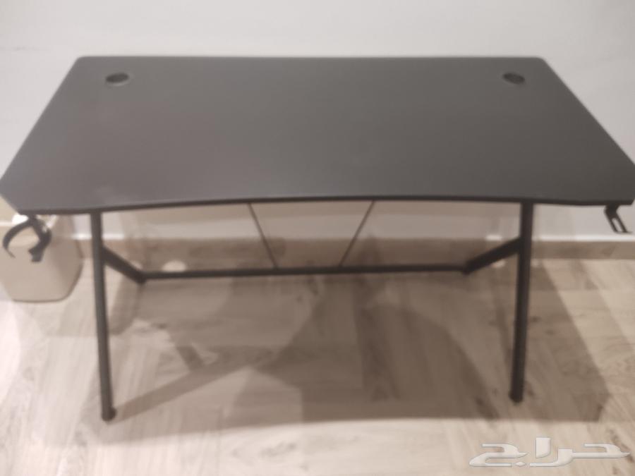 طاولة قمينق للبيع مقاس 160 يوجد بها حامل سمعات يوجد64481128045699111