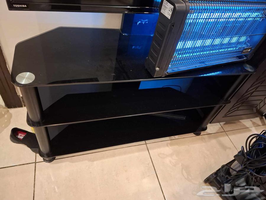 طاولة تلفزيون قزاز اسود .. نظيفة جدا64483451750146111