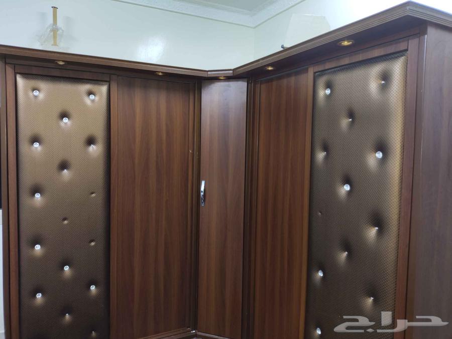 Wardrobe, air conditioner, and refrigerator64478870565890110