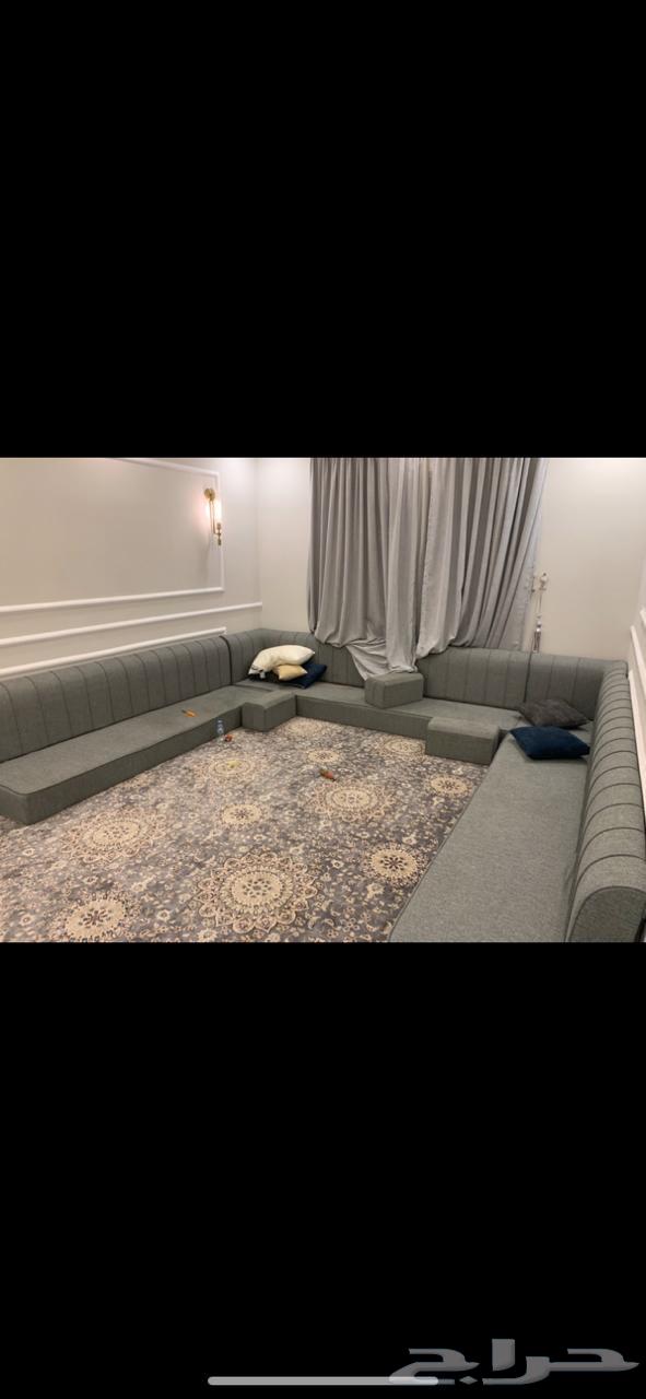 Three pieces, two corners, and a curtain in good condition64484689905538110