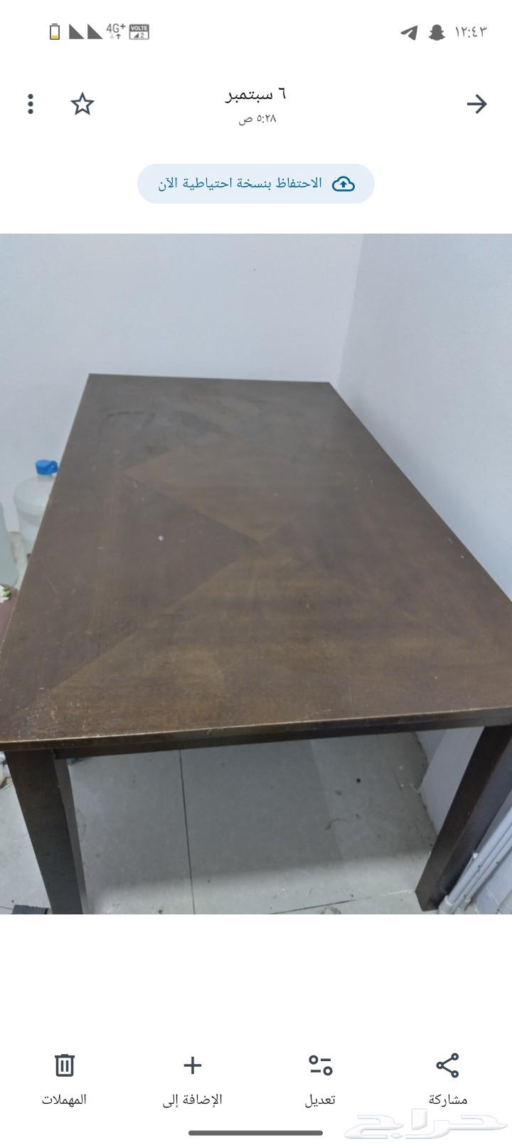 A large table and three iron beds64479037139843110