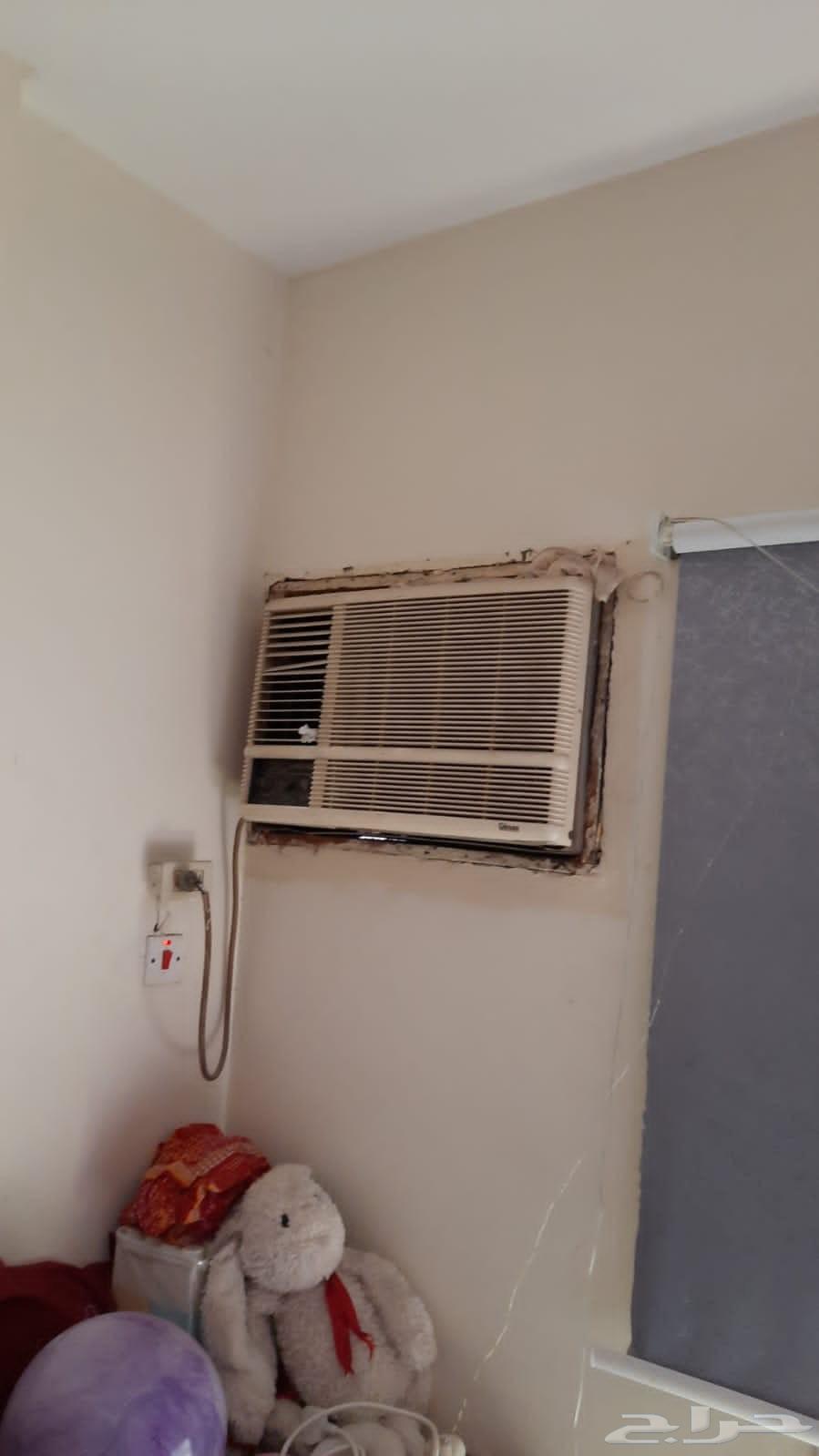 4 مكيفات شباك وواحد دولاب للبيع64480579193473110
