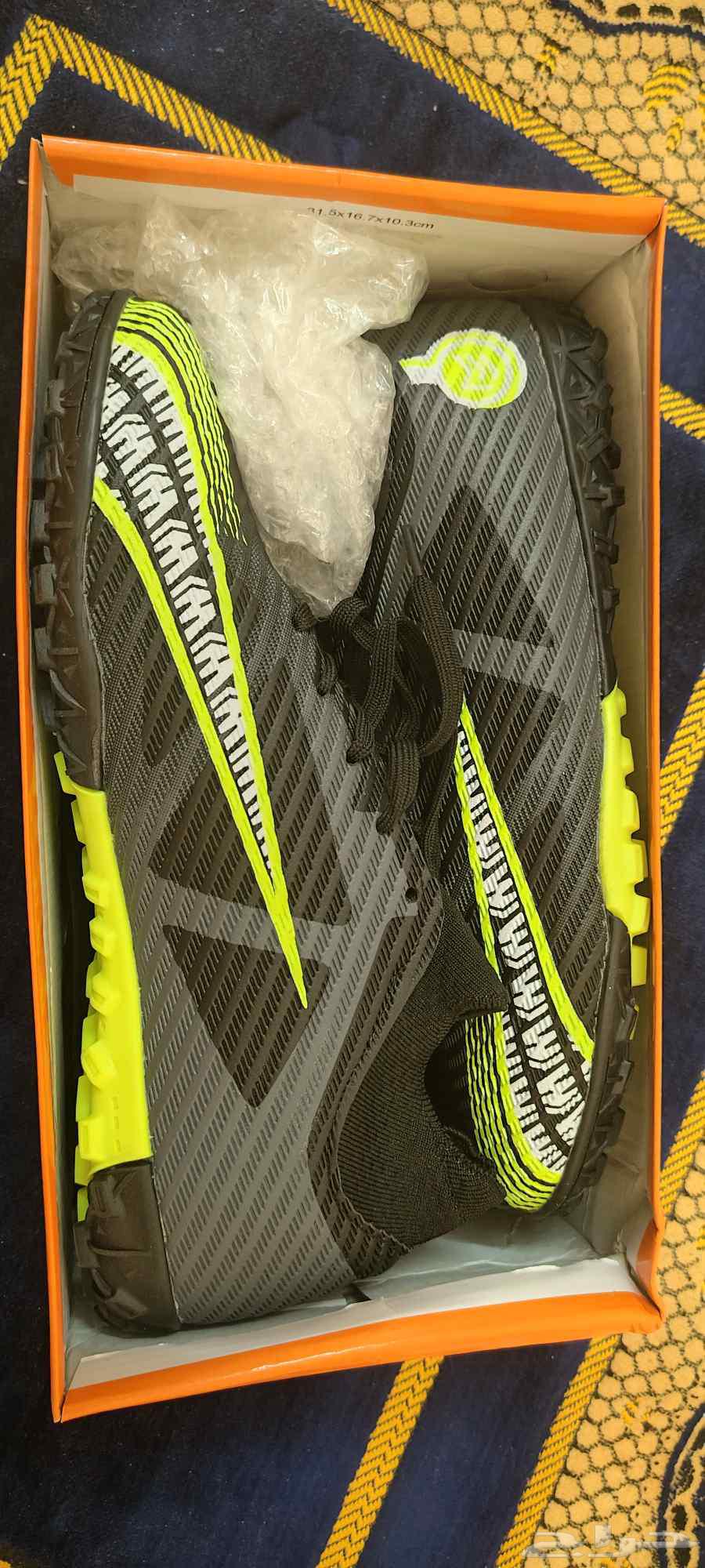 New football shoe, never used, in box size 4264484607366401110