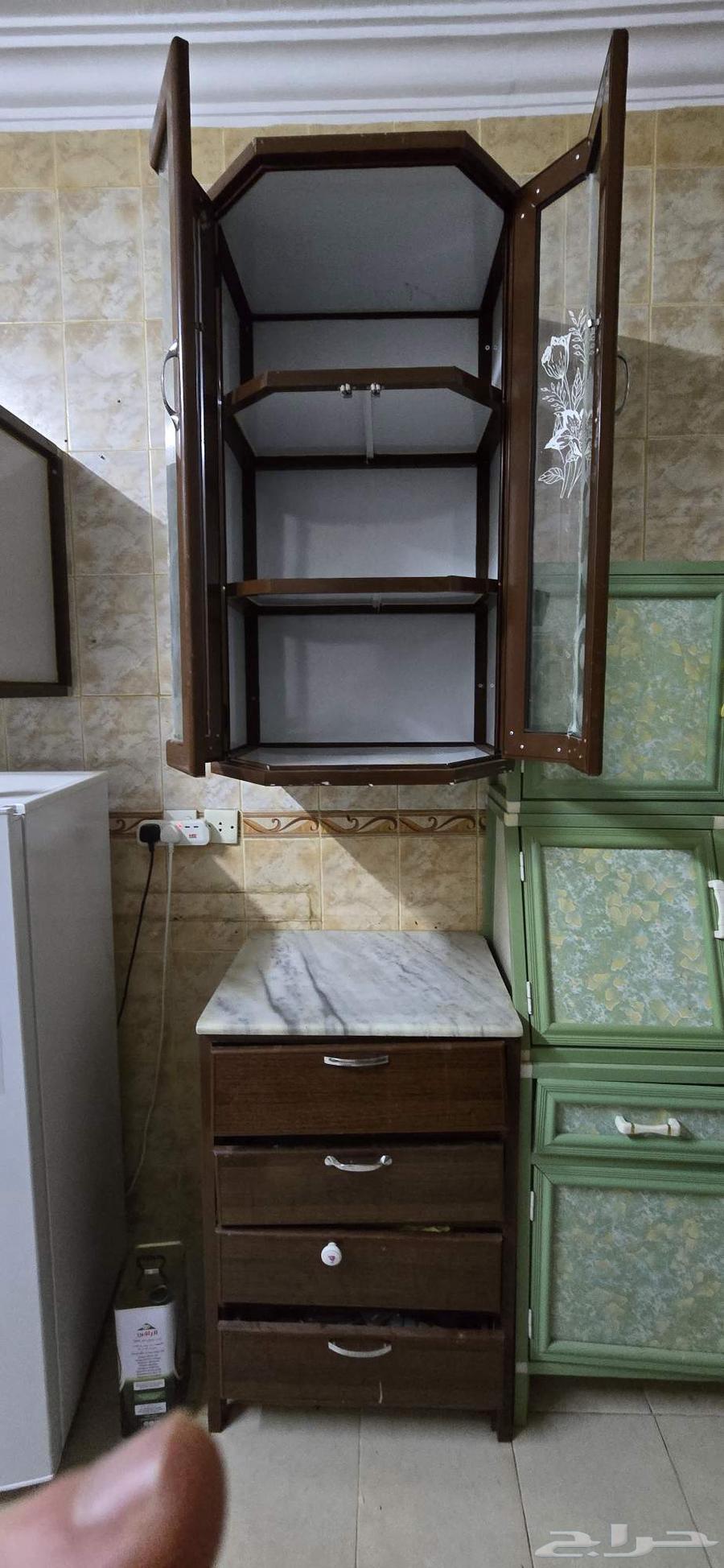 طقم دواليب مطبخ بني مع سطح سيراميك وحوض بيع بداعي الس64485903016962112