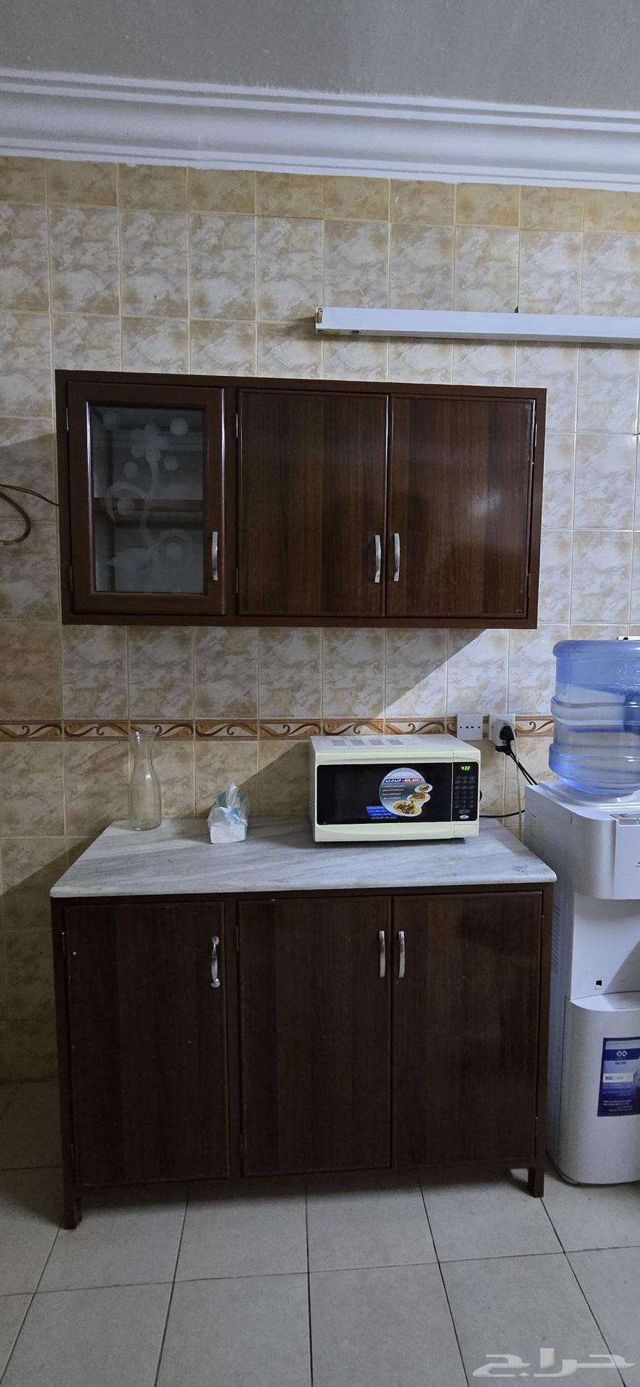 طقم دواليب مطبخ بني مع سطح سيراميك وحوض بيع بداعي الس64485903016962111