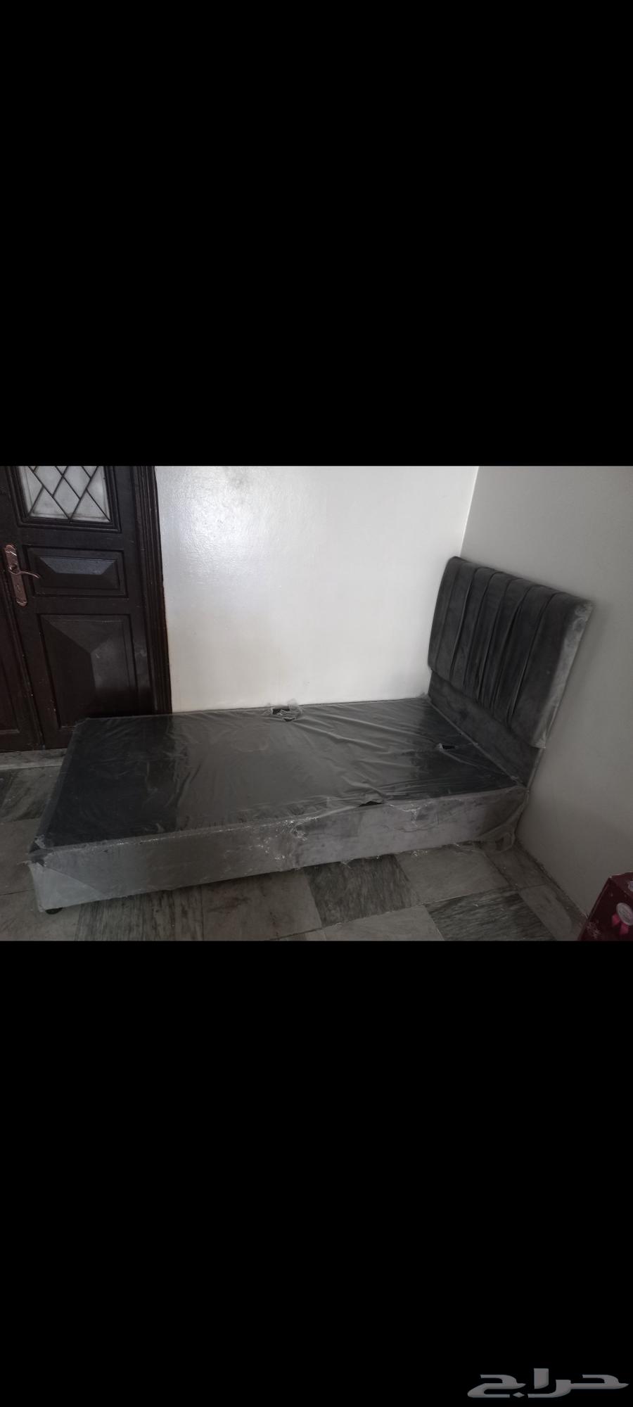 سرير ابو نفر مخملي جديد ونظيف جدا تواصل واتس64490687841537111