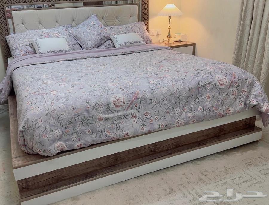 للبيع سرير مقاس كنق مع قطعتين كومدينه64492907537923110