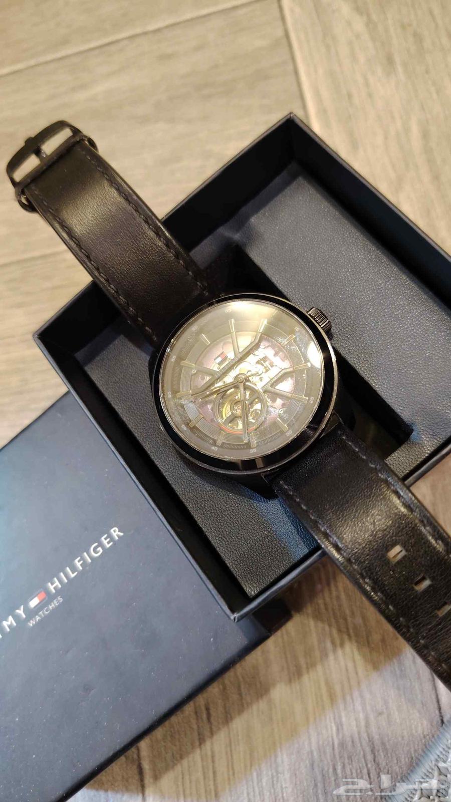 ساعة تومي الاصليه مستخدمه 3 مرات وجزمه تومي الاصليه64490715219713110