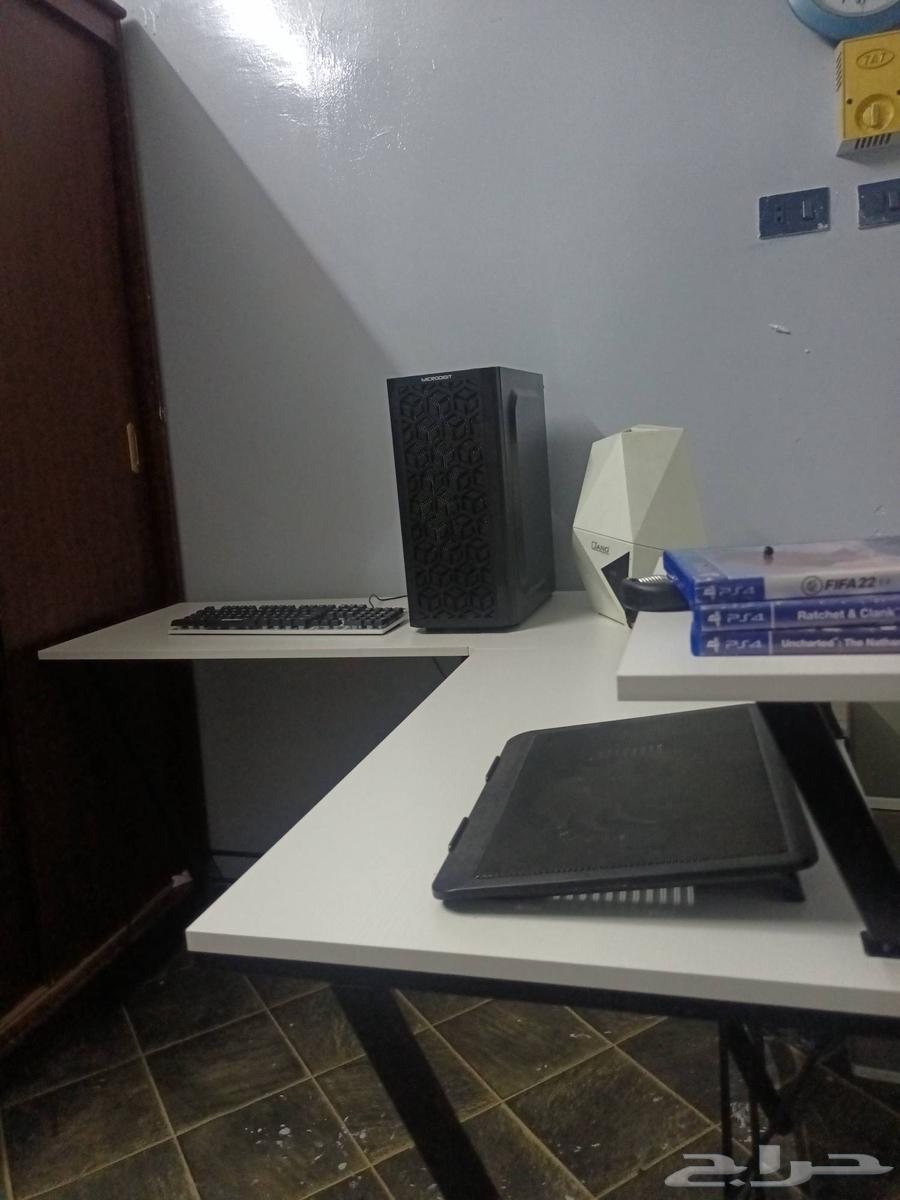 Unused L-shaped dining table64492867263747110