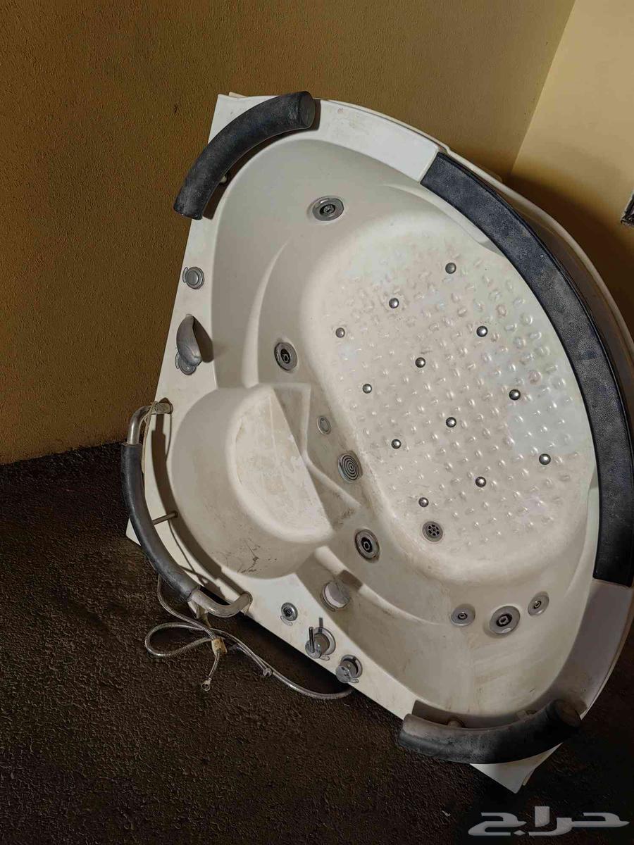 Clean jacuzzi with 2 inflated motors64488229408386110