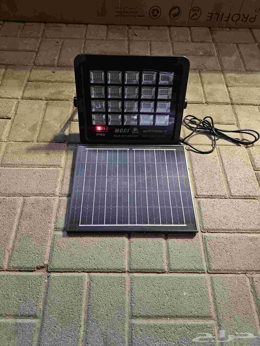 Solar-powered spotlight, yellow color, available 400 watts64492813255554110