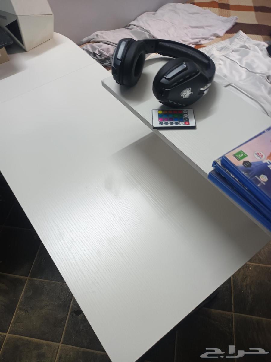 Unused L-shaped dining table64492867263747112