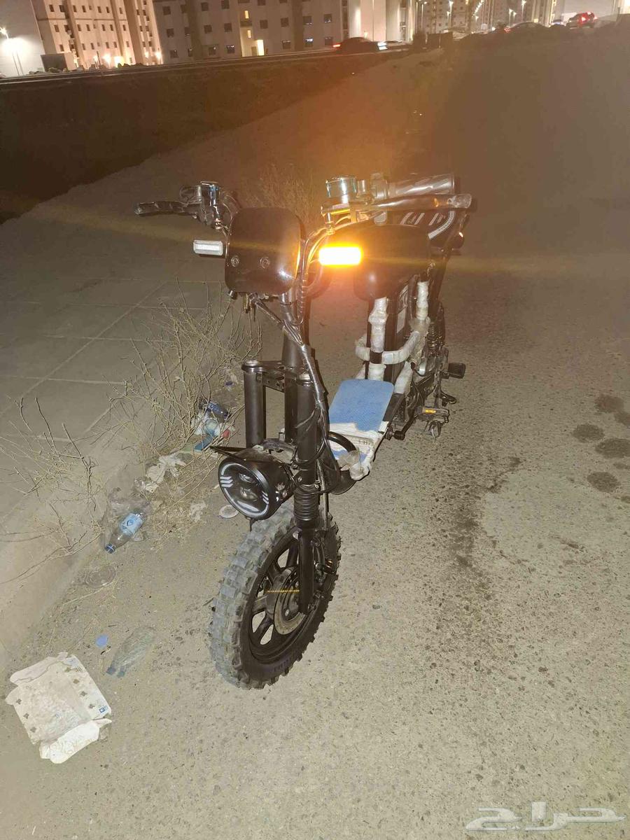 سكوتر للبيع لس جديد عليه 2000 وقابل للزياده64493823377153110