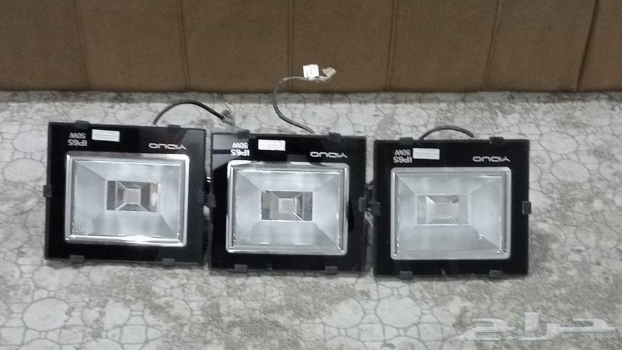 Cameras, 7-color lights, and a clean 32-inch screen64491320072579110