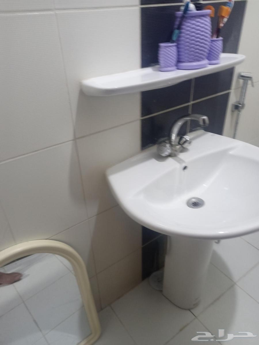 43-inch LED TV, mattress, table, and hand sink64487691021058113