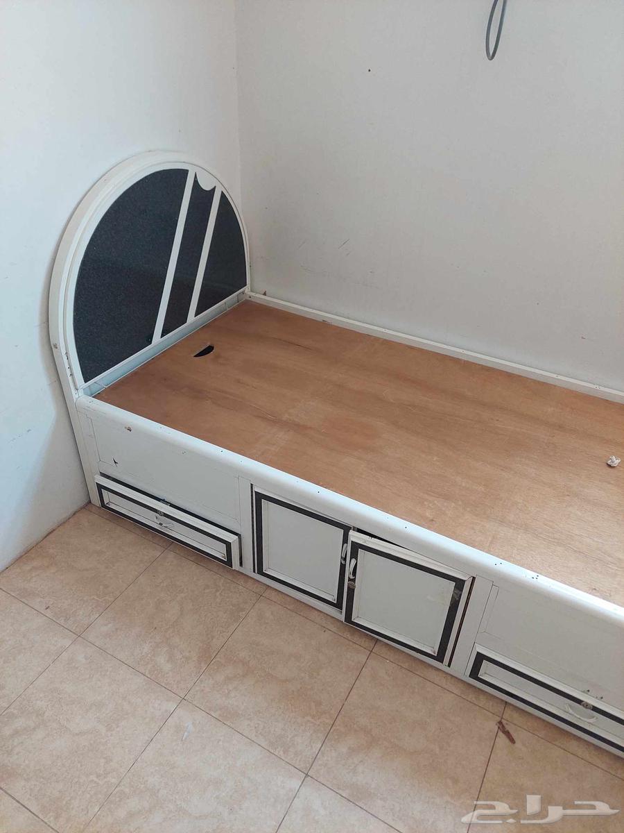 اثاث للبيع سرير و طاولات64489475227650111