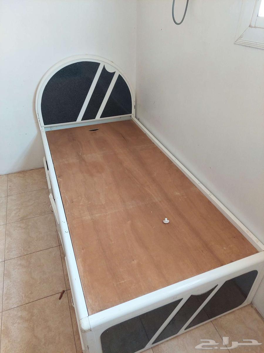 اثاث للبيع سرير و طاولات64489475227650110