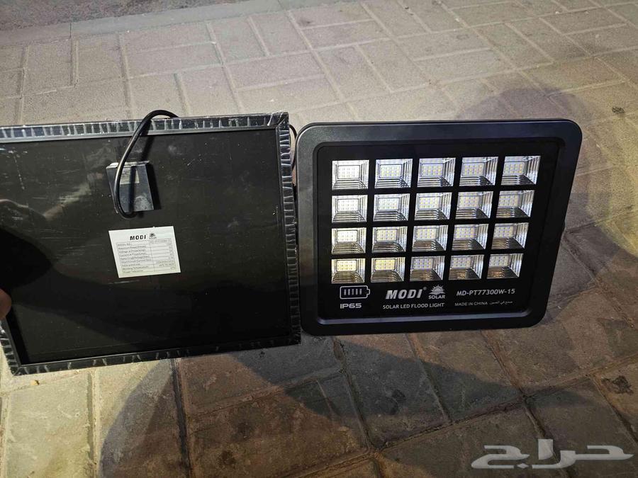 Solar-powered spotlight, yellow color, available 400 watts64492813255554111