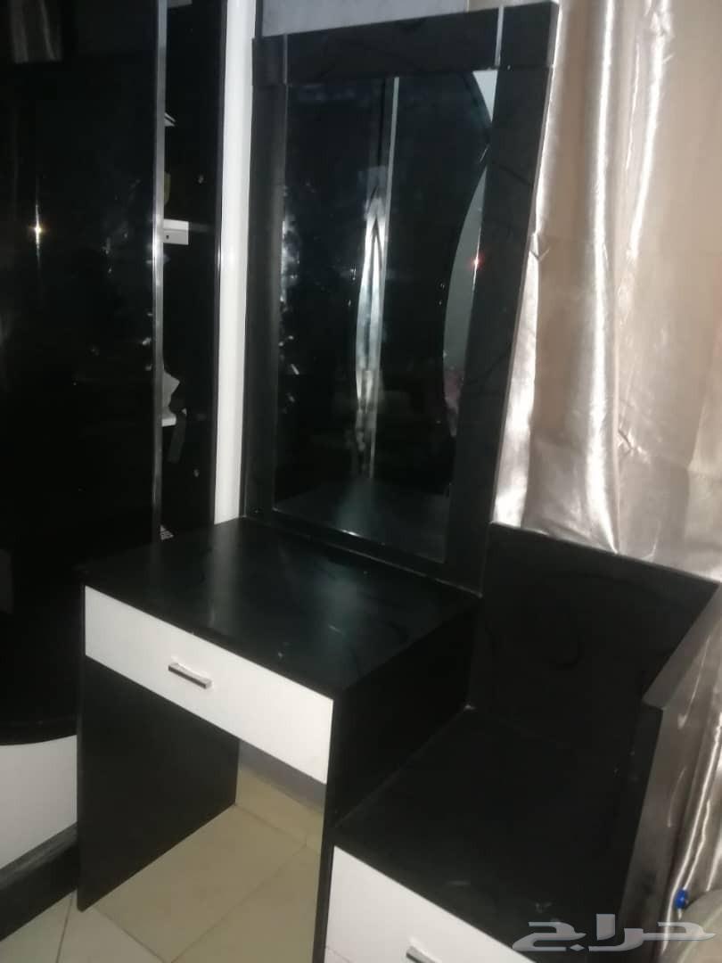 Sofa and two nightstands64490768908930110