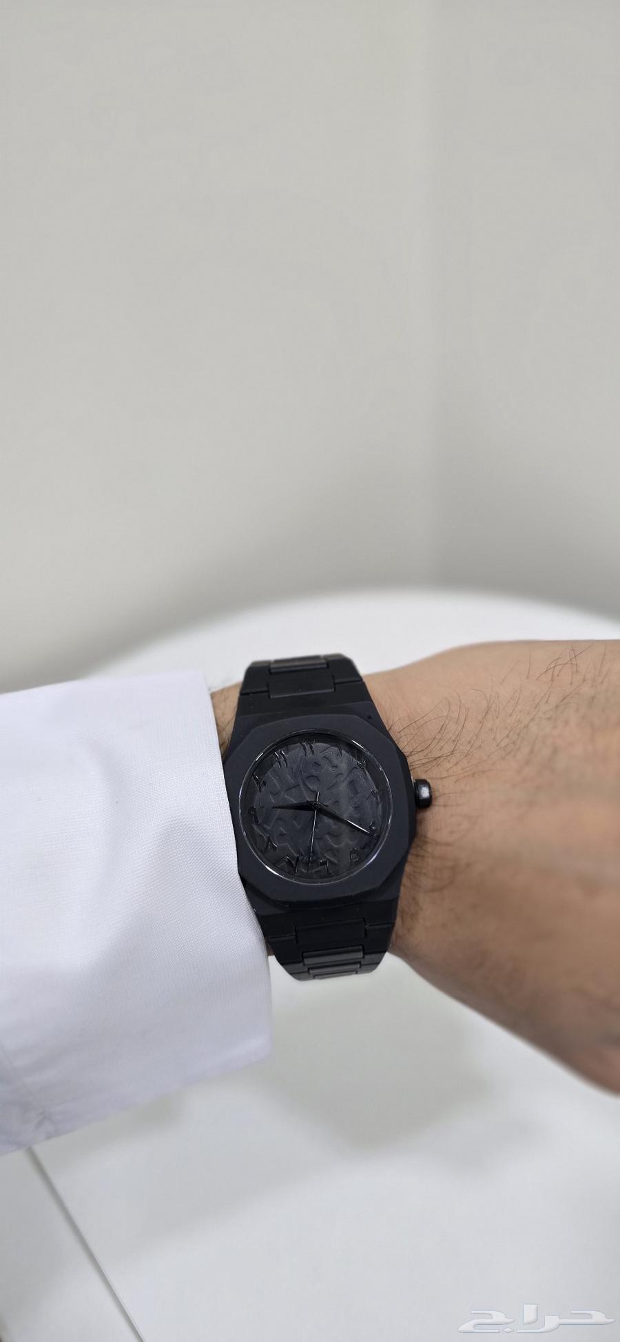 ساعة كاربون متوفر لون ابيض واسود64493676315651114