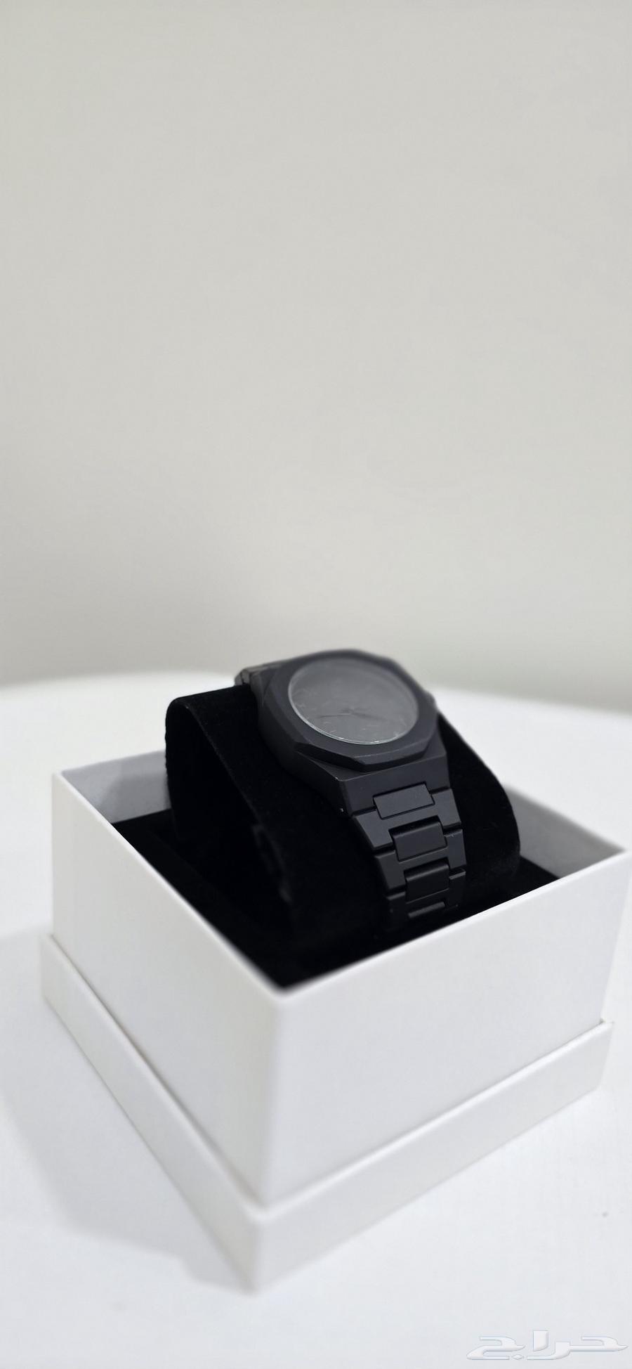 ساعة كاربون متوفر لون ابيض واسود64493676315651111