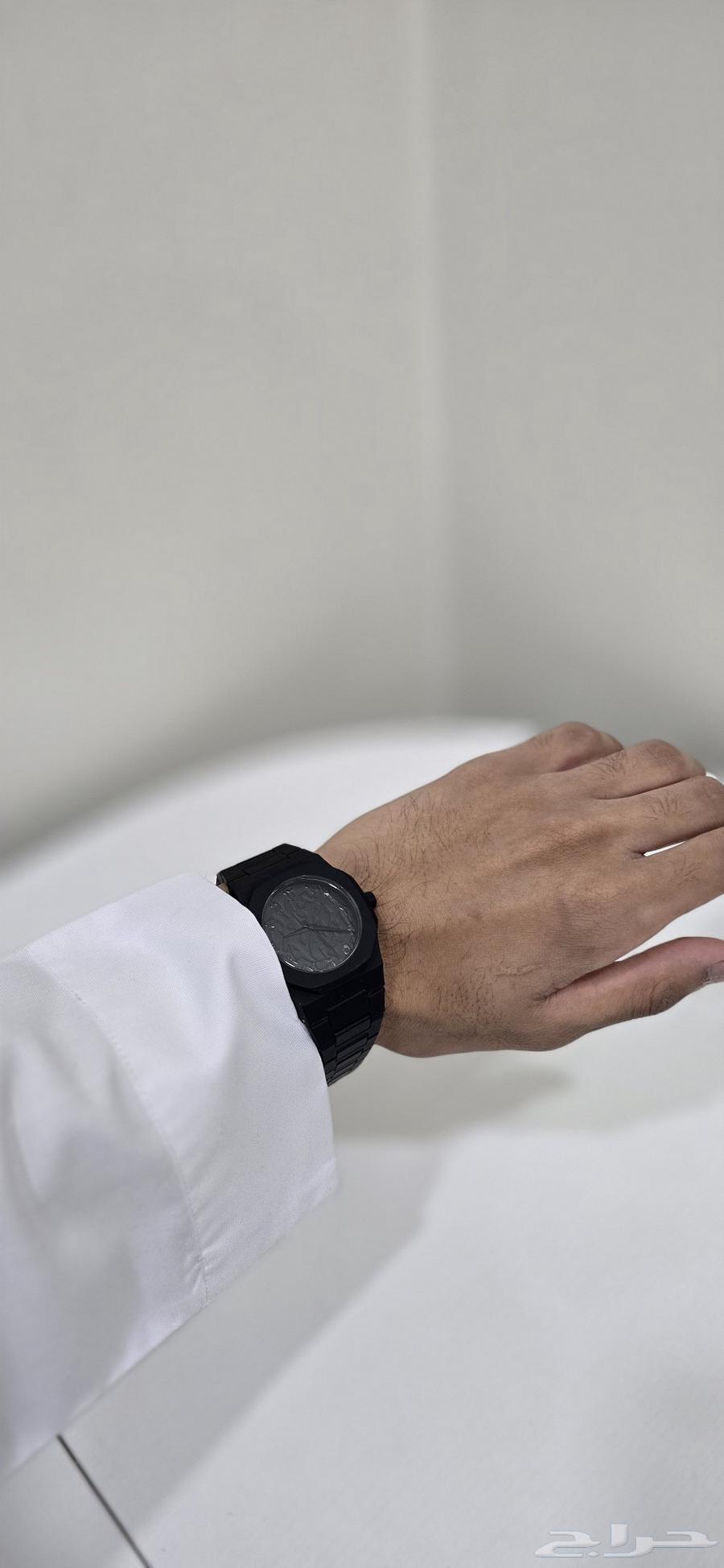 ساعة كاربون متوفر لون ابيض واسود64493676315651113