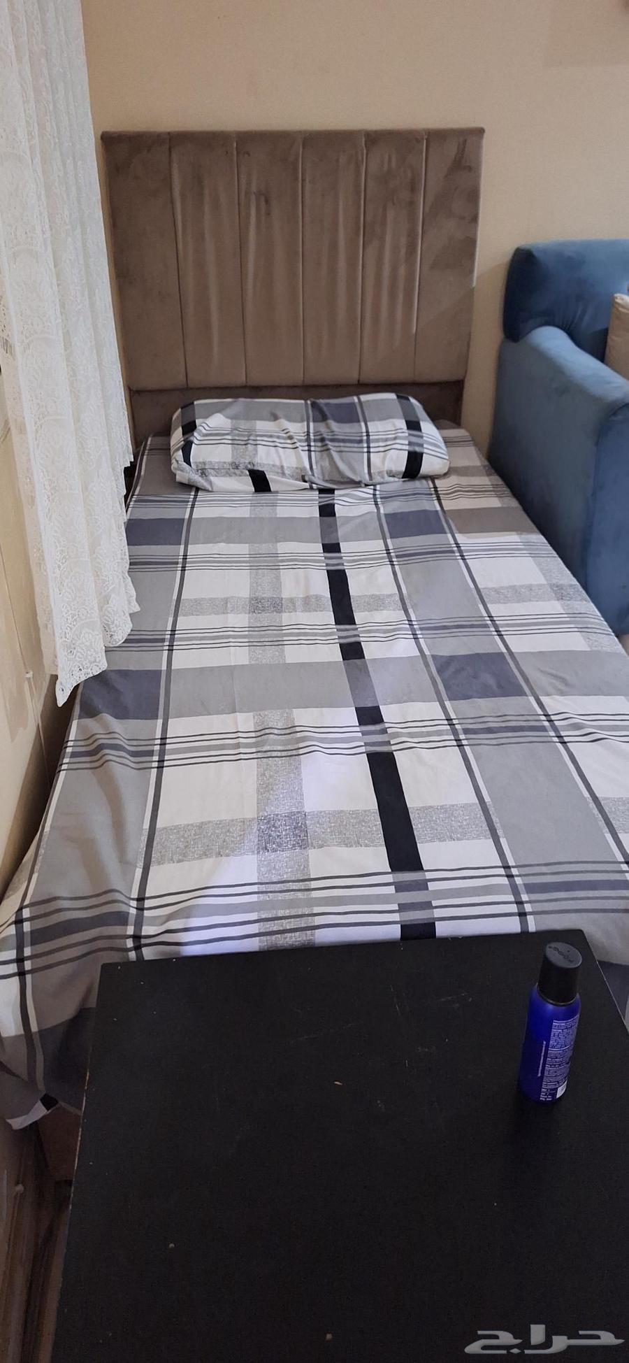 Sofa and two single beds64488435576451110