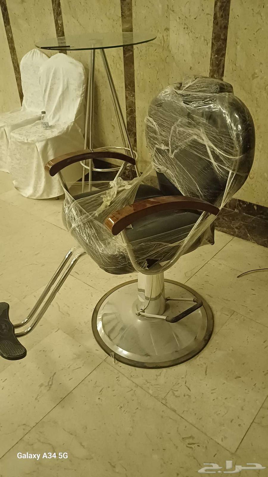هذا الكرسي معروض للبيع. لمن يحتاجه  يرجى التواصل معي.64497386083843110