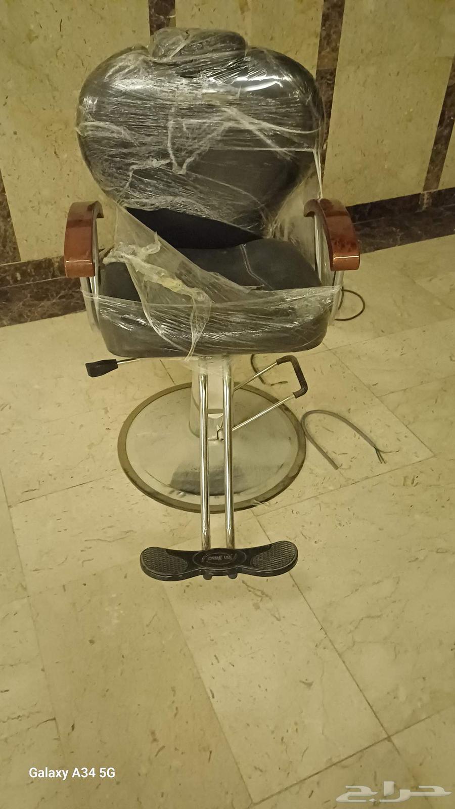 هذا الكرسي معروض للبيع. لمن يحتاجه  يرجى التواصل معي.64497386083843111