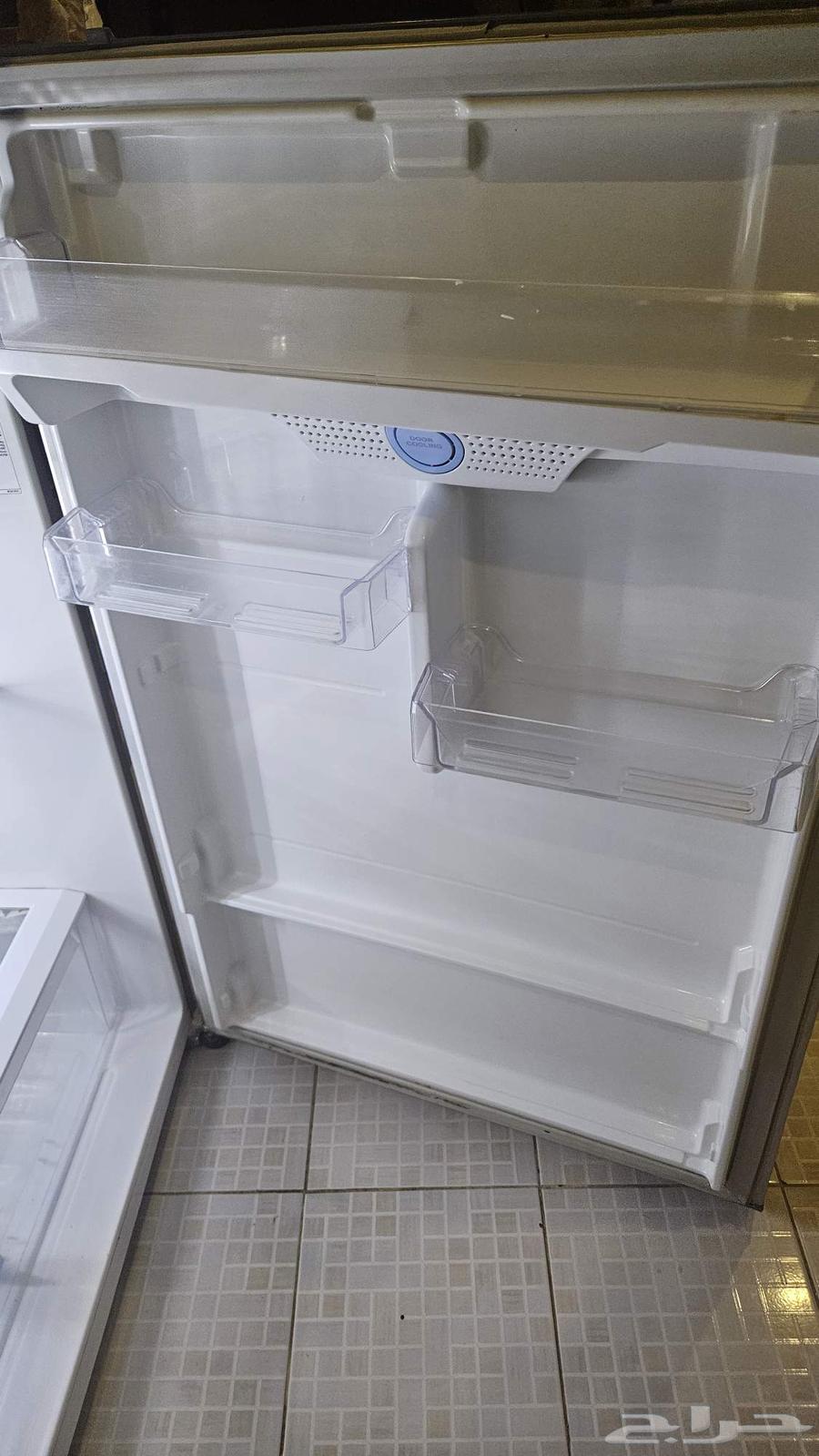 اثاث للبيع ( ثلاجة كبيرة LG - كراسي خارجية )64501668066817114