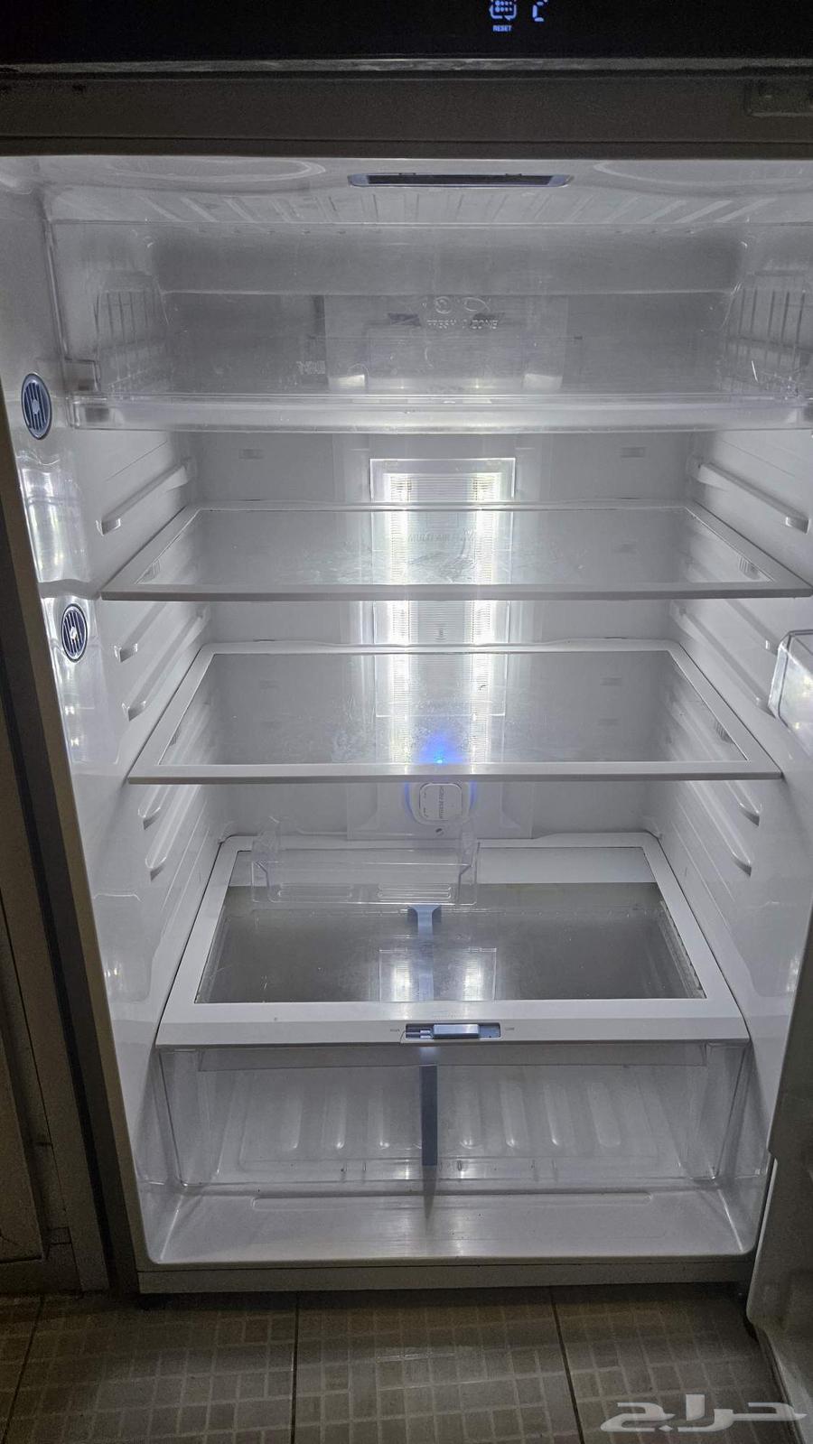 اثاث للبيع ( ثلاجة كبيرة LG - كراسي خارجية )64501668066817113