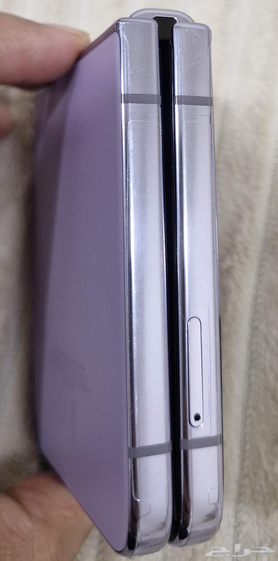 Samsung Z Flip4 mobile phone..64501636318594110