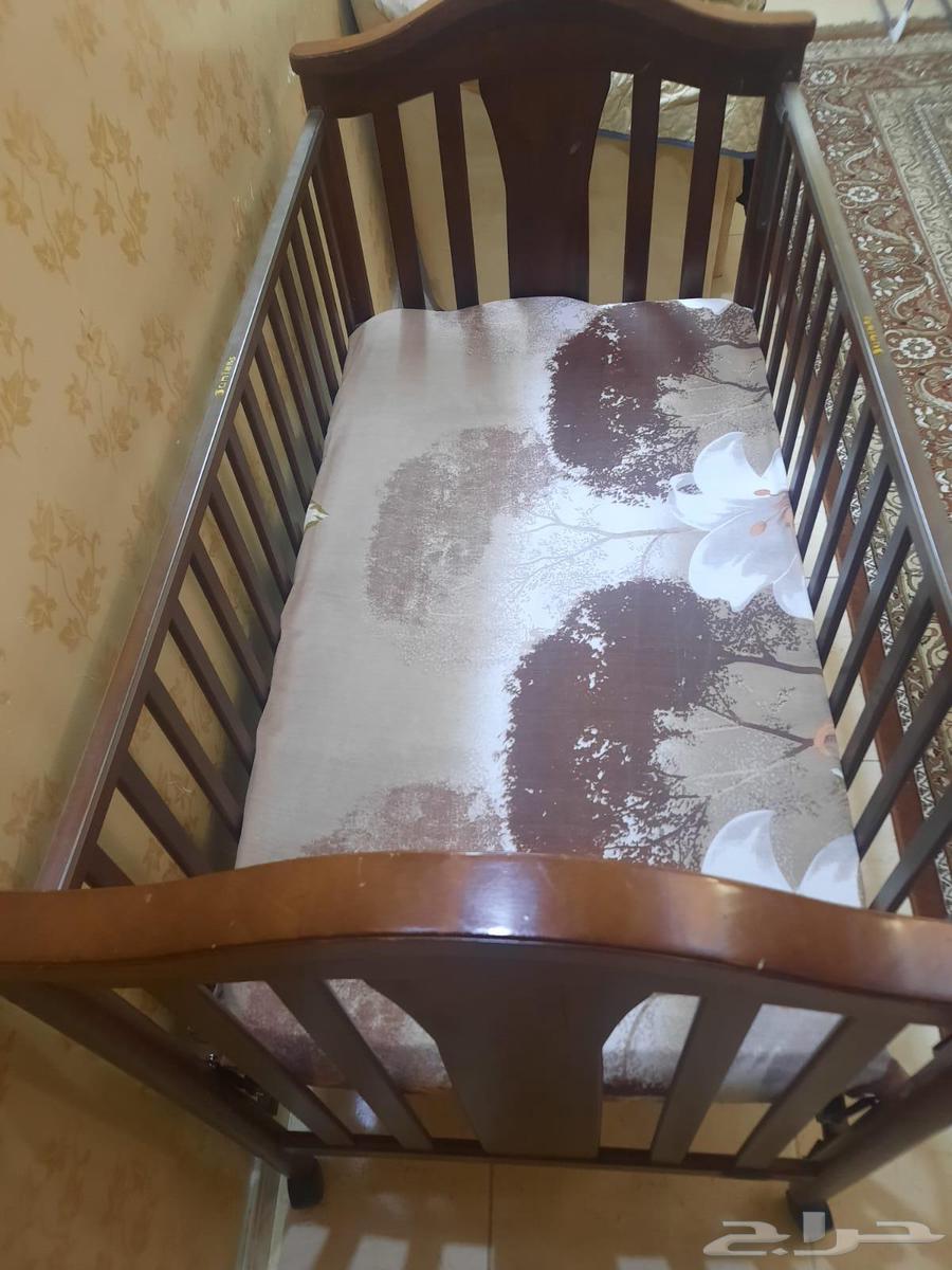 سرير طفل مع فرشة وكرسي اطعام طفل64499786819458113