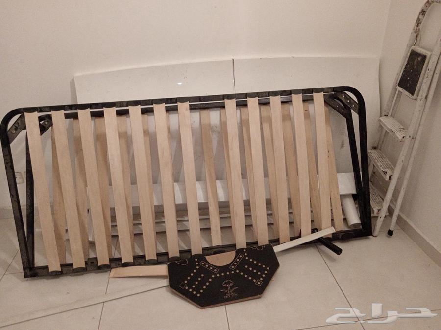 سرير و كومدين للبيع64499772932483110