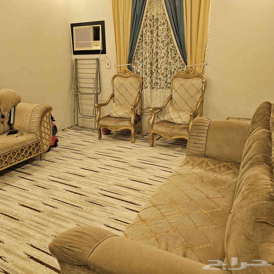 كنب ملكي نظيف استخدام قليل عباره عن ثلاث كنب كبير وكرسيين64502091307650111