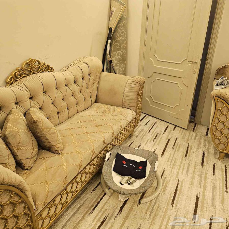 كنب ملكي نظيف استخدام قليل عباره عن ثلاث كنب كبير وكرسيين64502091307650110