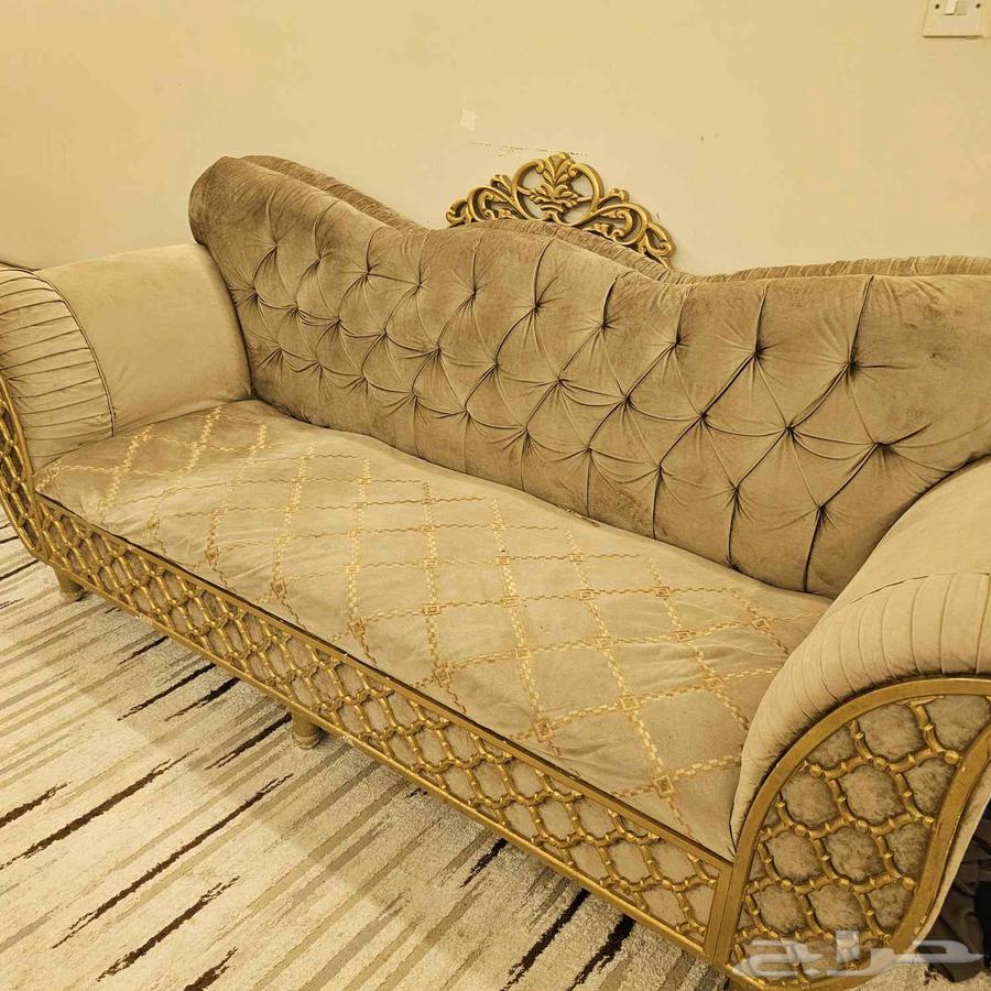 كنب ملكي نظيف استخدام قليل عباره عن ثلاث كنب كبير وكرسيين64502091307650112