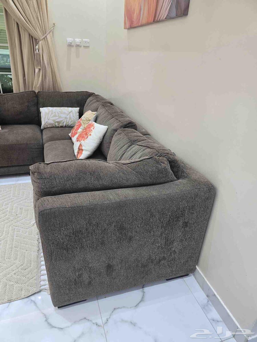 كنب بني زاويه L من وودي شبه جديد للبيع64496037169409114