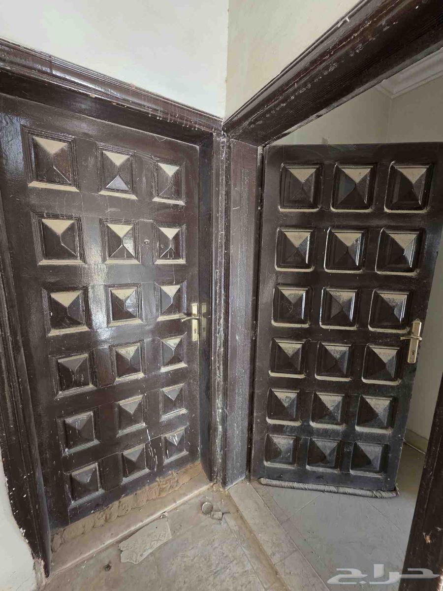 ابواب خشبية وحديد وشبابيك المنيوم مستعملة للبيع64484498196865111