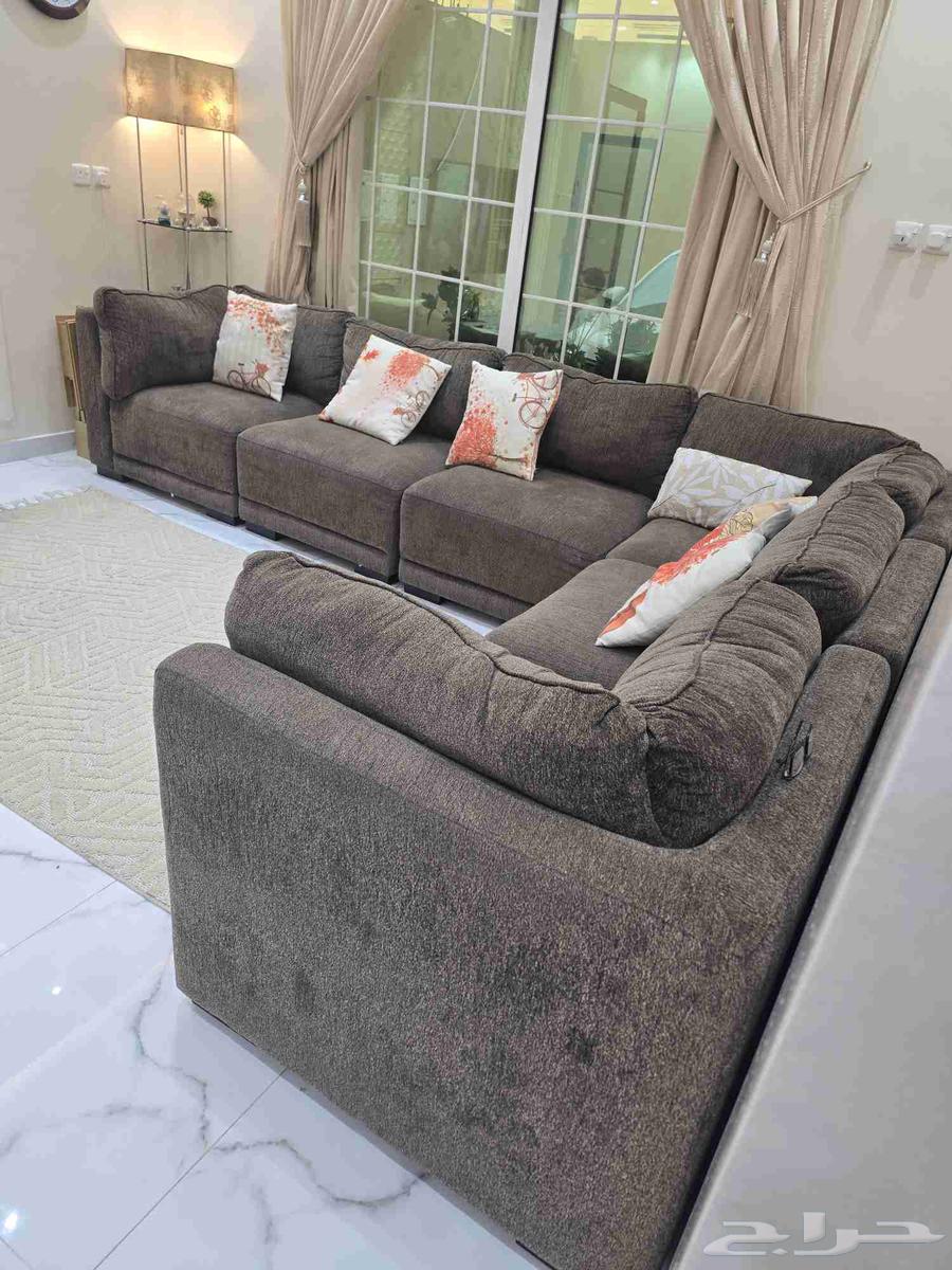 كنب بني زاويه L من وودي شبه جديد للبيع64496037169409113