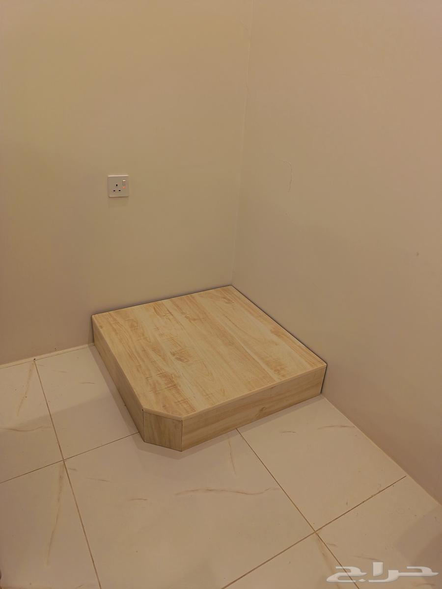 Two corner tables64497882956162111