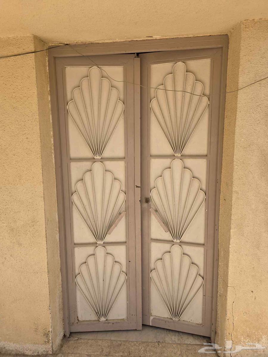 ابواب خشبية وحديد وشبابيك المنيوم مستعملة للبيع64484498196865112