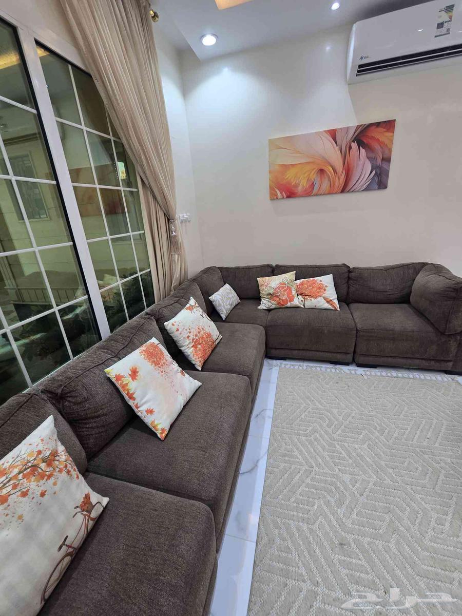 كنب بني زاويه L من وودي شبه جديد للبيع64496037169409111