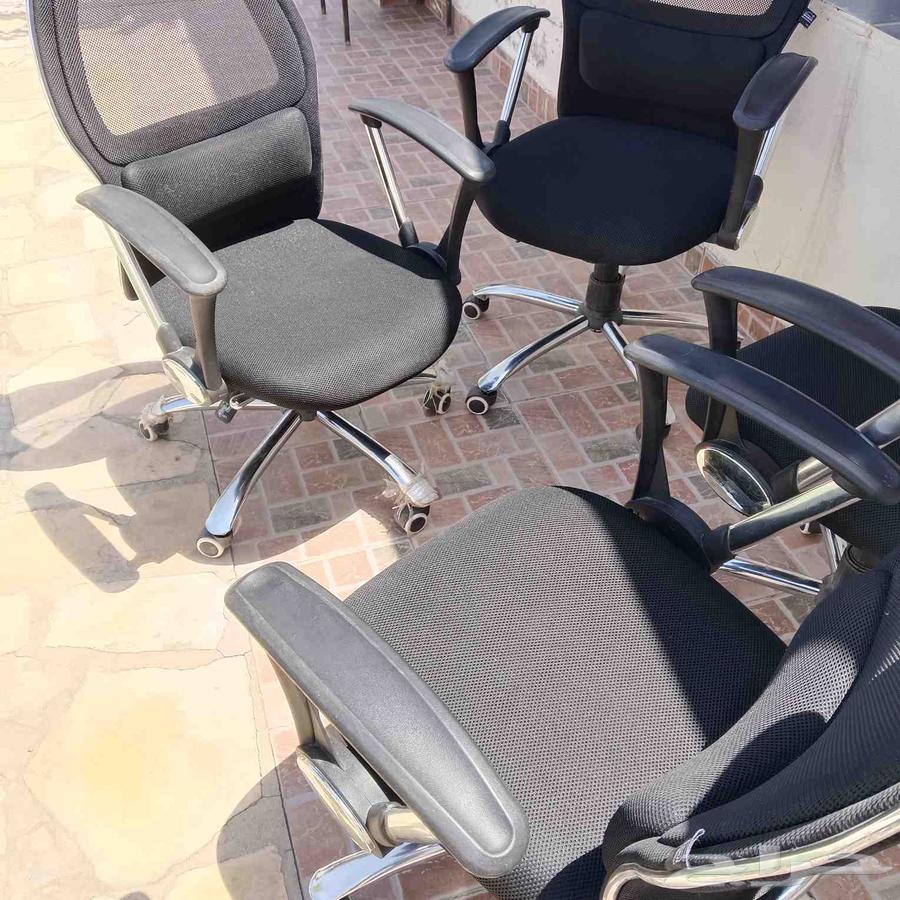 يوجد لدينا اربع كراسي للبيع يوجد فيها تكايه ظهر64497234928003114