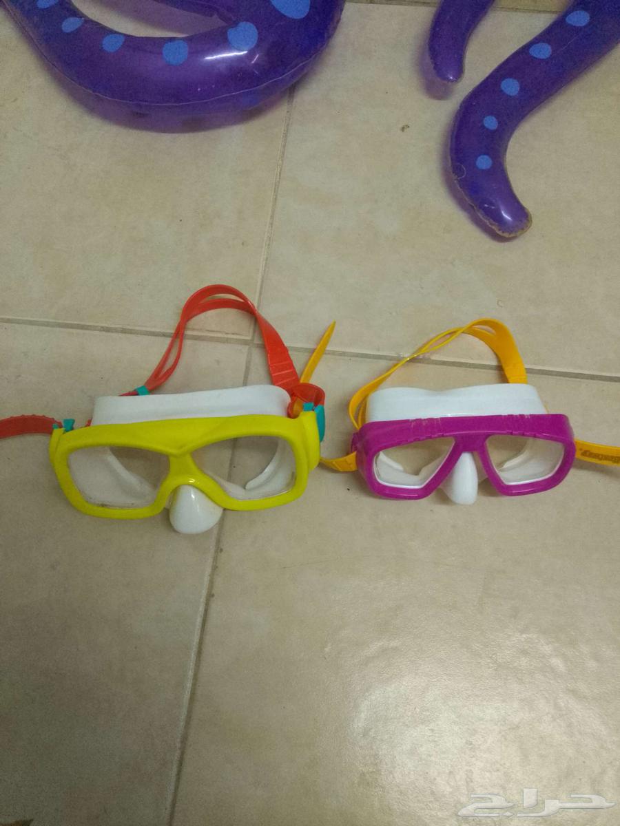Children's pool, two swimming goggles, and an octopus float64500270852738113