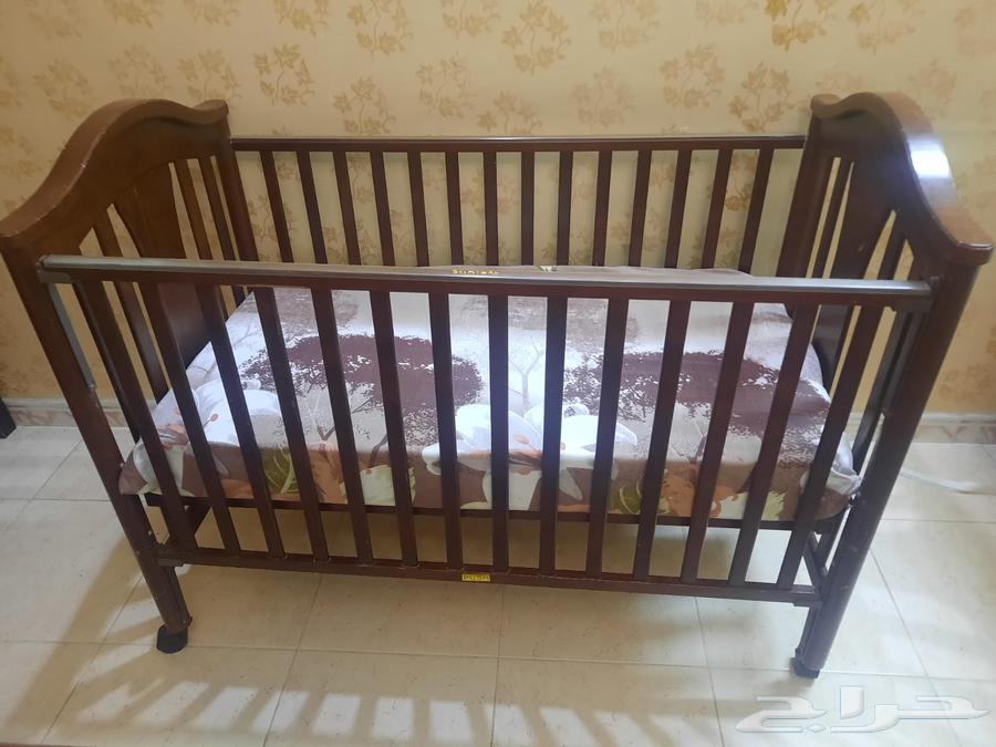 سرير طفل مع فرشة وكرسي اطعام طفل64499786819458112