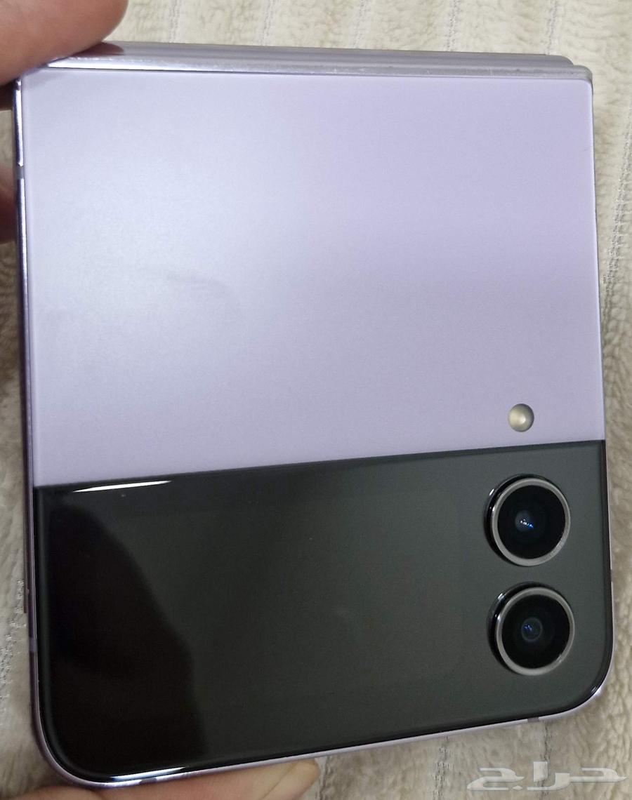 Samsung Z Flip4 mobile phone..64501636318594111