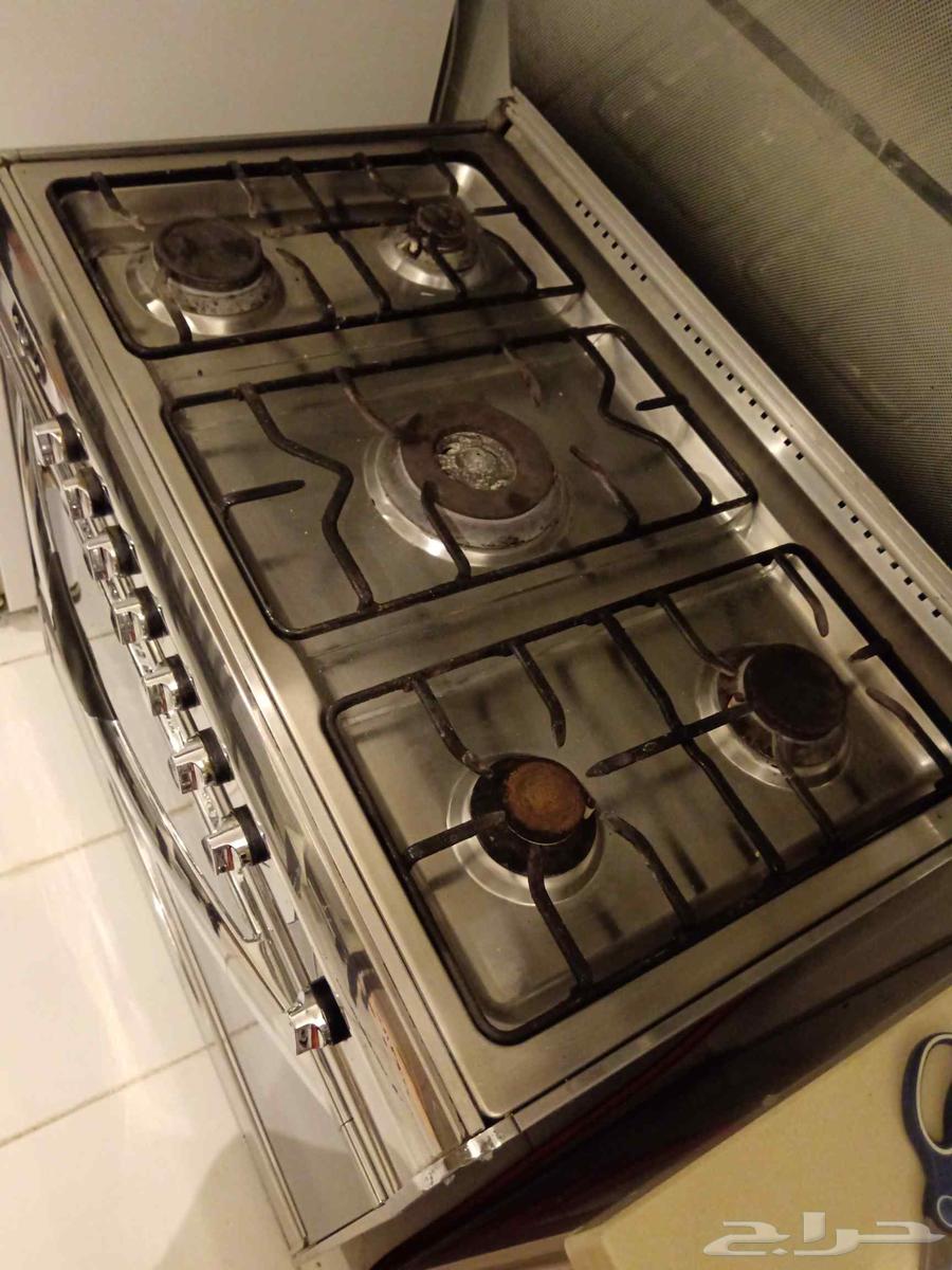 Clean working gas stove oven for sale, top and bottom only one eye from the small one.64501229484291113