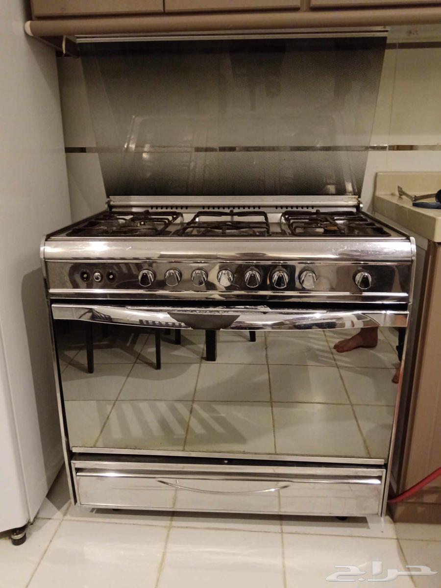Clean working gas stove oven for sale, top and bottom only one eye from the small one.64501229484291111