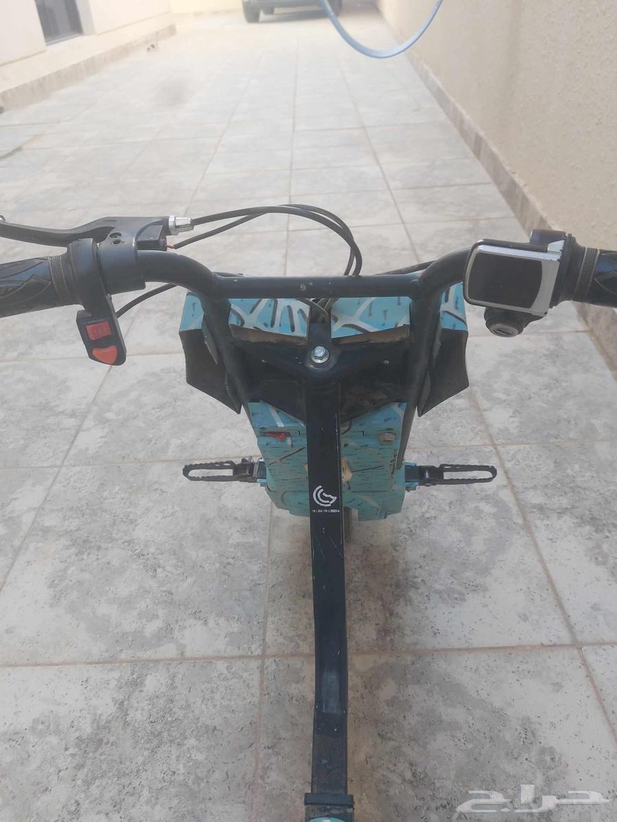 سكوتر كهربائي جميل 40064499633542658112